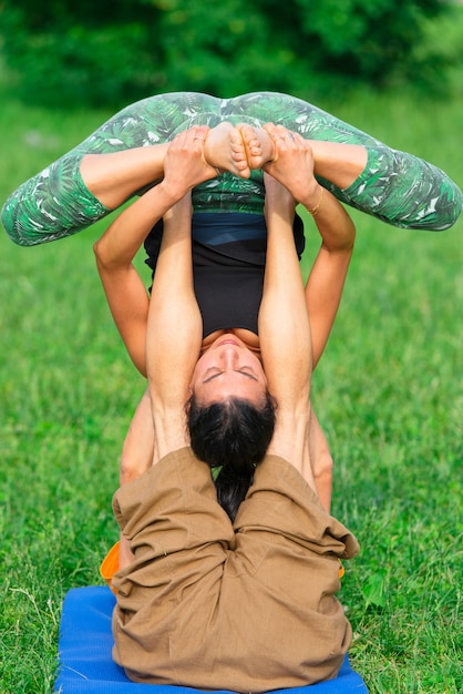 Acro yoga en el parque