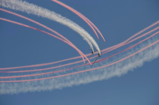 Foto acrobacias aéreas em um show aéreo