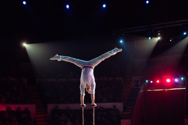 Acrobacias aéreas del hombre en el circo.