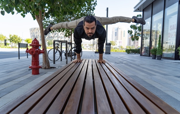 Acrobat mantiene el equilibrio con las manos en la calle