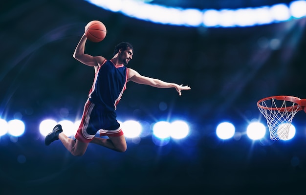 Acrobatic Slam Dunk eines Korbspielers im Korb im Stadion