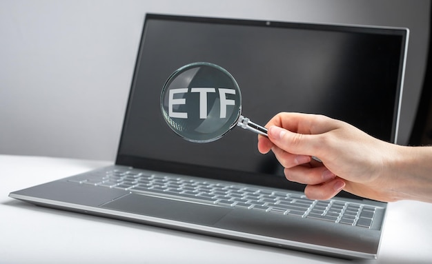 Foto acrônimo de índice etf através de lupa