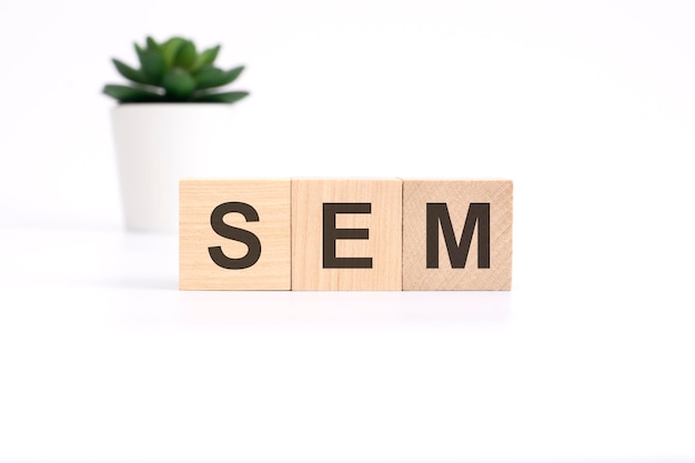 Acrônimo de SEM Search Engine Marketing em cubos de madeira no conceito de negócios de fundo branco