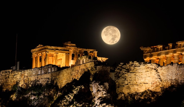 Acrópolis de Atenas Grecia en una noche de luna llena