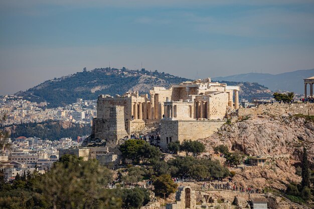 Foto acrópolis propilea puerta y monumento agripa vista desde la colina philopappos atenas grecia