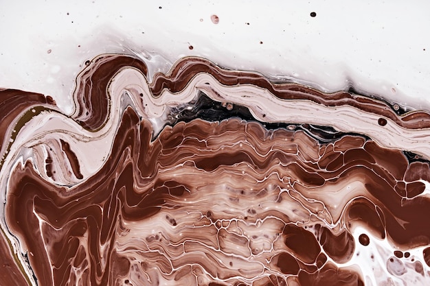Acryl Fluid Art Braune Wellen und Flecken auf weißer fließender Farbe Abstrakter Marmorhintergrund oder Textur