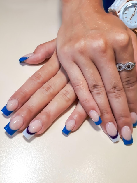 Acryl Nagelverlängerung Maniküre Nagelkorrektur Hände im Vordergrund Reflektierendes Design