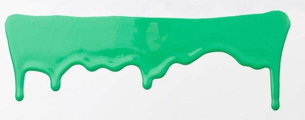 Foto acrylfarbenklecks, chaotischer pinselstrichfleck, der auf weißem papierhintergrund fließt. kreative grüne farbkulisse, flüssige kunst