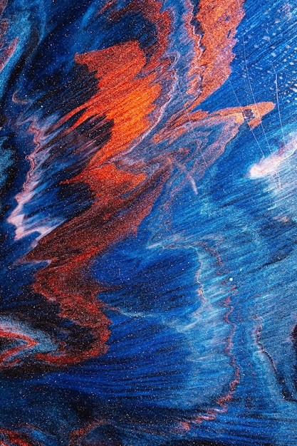 Acryltinte Eis Feuer Flamme Rot Blau Farbverlauf Welle Streifen mit goldenen Silberpartikeln funkelt Fantasie Mineral Steinmuster Marmortextur Kunsthintergrund Magische Explosion Splash