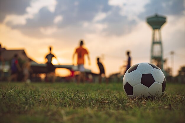 Actionsport im Freien eines Kindes, das Fußballfußball für Übung spielt