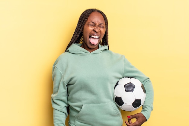 Con actitud alegre, despreocupada, rebelde, bromeando y sacando la lengua, divirtiéndose. concepto de futbol