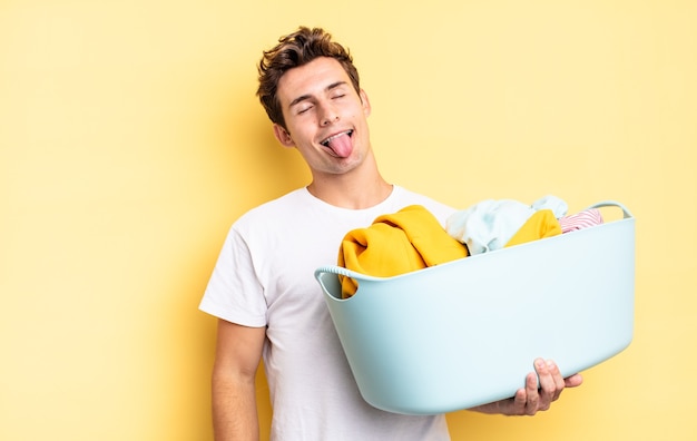 Con actitud alegre, despreocupada, rebelde, bromeando y sacando la lengua, divirtiéndose. concepto de lavado de ropa