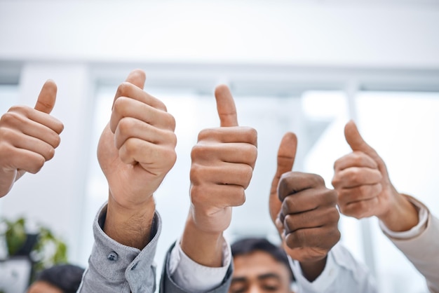 Una actitud positiva marca la diferencia Captura de un grupo de empresarios mostrando su aprobación