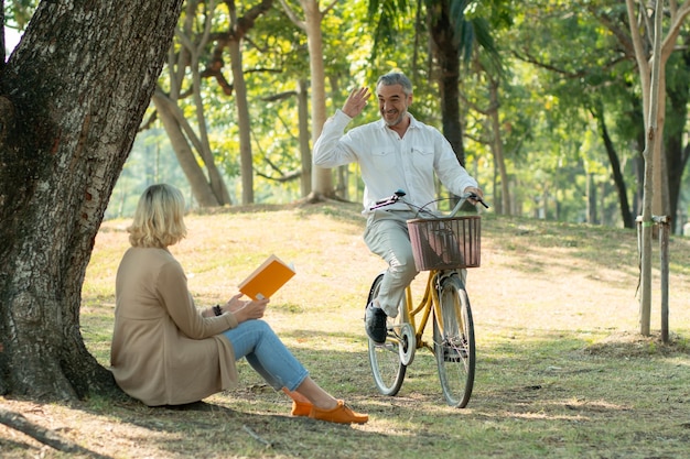 Activa feliz y disfrutar del amor pareja de ancianos abrazándose en el parque