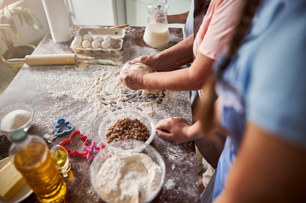 Actividad familiar de hacer masa en la cocina.