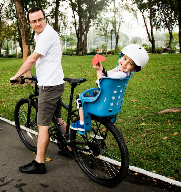 Actividad de fin de semana de vacaciones en bicicleta familiar