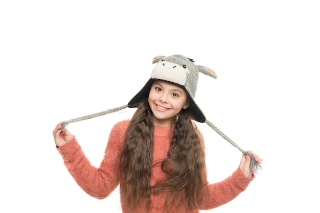 Actividad infantil feliz niña con sombrero con orejeras patrón divertido vacaciones de invierno niño maravilla sombrero de punto aislado en blanco clima frío ropa de abrigo y accesorios de moda para niños
