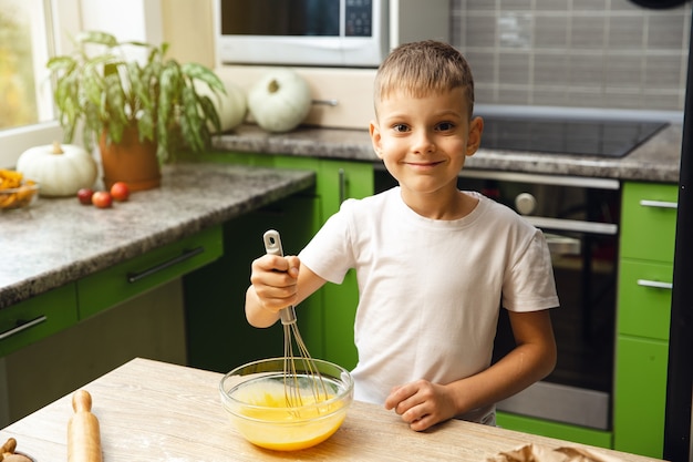 Actividad de interior. Niño niño cocinando en la cocina. Haciendo pasteles o galletas