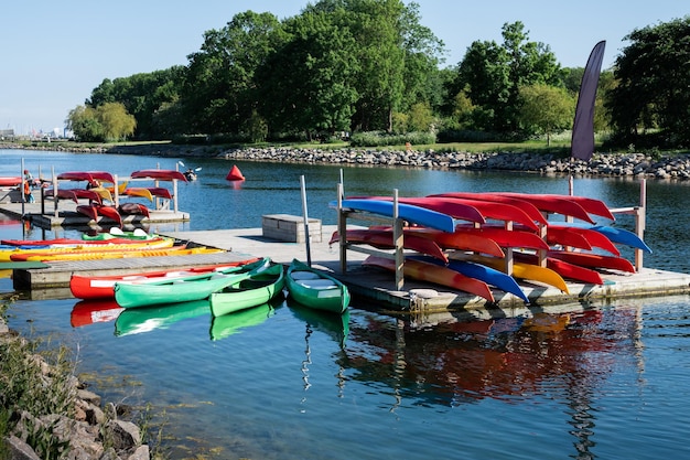 Actividad de piragüismo al aire libre en el río en el club deportivo de remo en kayak y bote