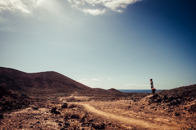 Foto actividad de trekking de aventura para mujeres de pie que disfrutan de la libertad y el estilo de vida saludable: hermoso lugar escénico con montañas y mar