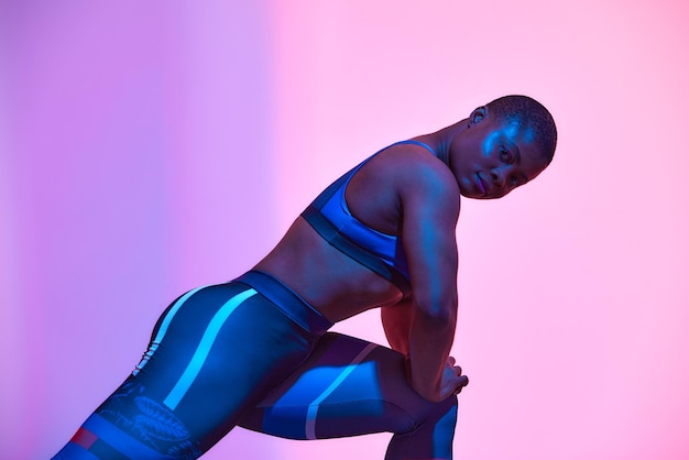 Actividade Física De Corpo Inteiro Retrato Vertical Positivo Jovem Mulher negra nos esportes Top Sutiã e Perneiras Posando no estúdio Olhando para a Câmera Isolado em Rosa Néon Fundo do estúdio Banner