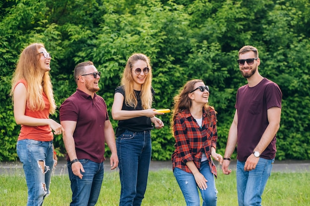 Actividades al aire libre de jóvenes en ropa casual jugando