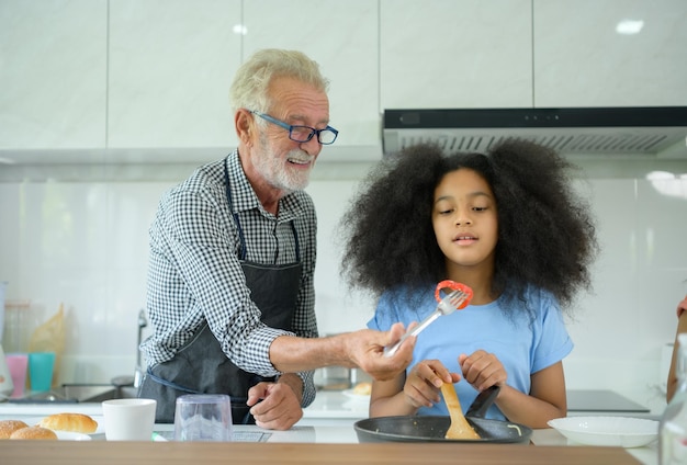 Actividades familiares de vacaciones con el abuelo y los nietos Hacer la cena juntos