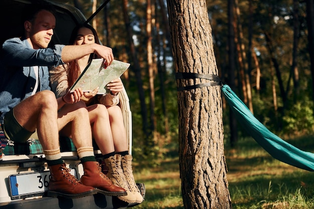 Actividades de fin de semana Una pareja joven viaja juntos por el bosque durante el día