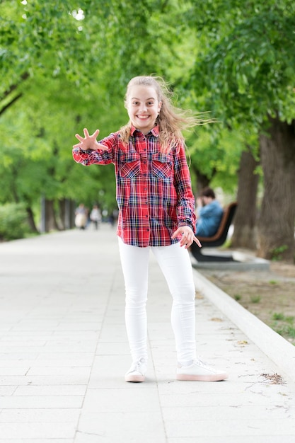 Actividades infantiles que nunca envejecerán. Niño feliz con diseño de cuadros casuales para jugar al aire libre. Actividad infantil en día de verano. Infancia feliz. Concepto de infancia.