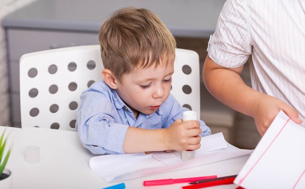 Actividades de manualidades para niños con papel de color y pegamento creative kid