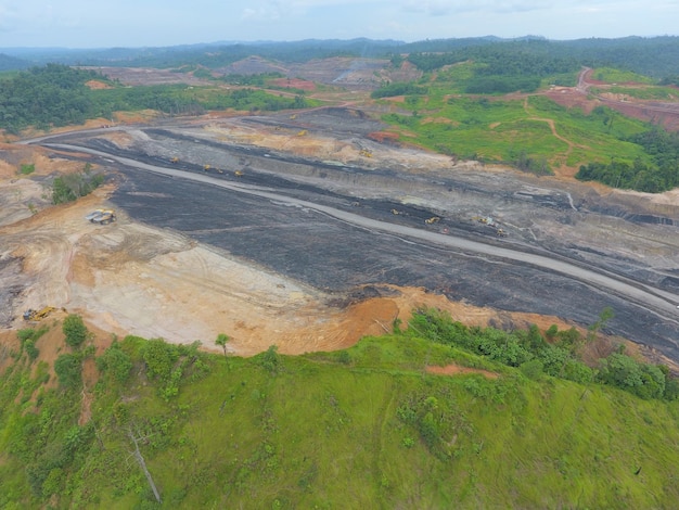 actividades mineras, obtención, acarreo y carga de carbón en un proyecto minero de carbón. Vista aérea.