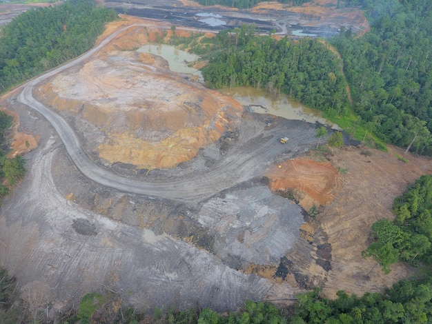 actividades mineras, obtención, acarreo y carga de carbón en un proyecto minero de carbón. Vista aérea.