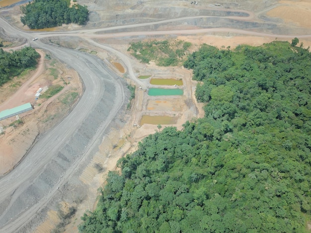 actividades mineras, obtención, acarreo y carga de carbón en un proyecto minero de carbón. Vista aérea.