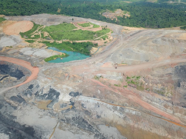 actividades mineras, obtención, acarreo y carga de carbón en un proyecto minero de carbón. Vista aérea.