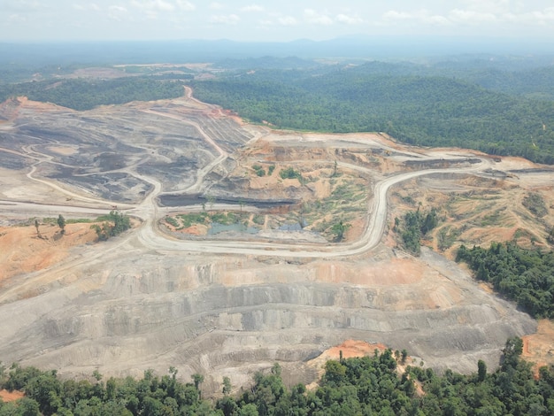 actividades mineras, obtención, acarreo y carga de carbón en un proyecto minero de carbón. Vista aérea.