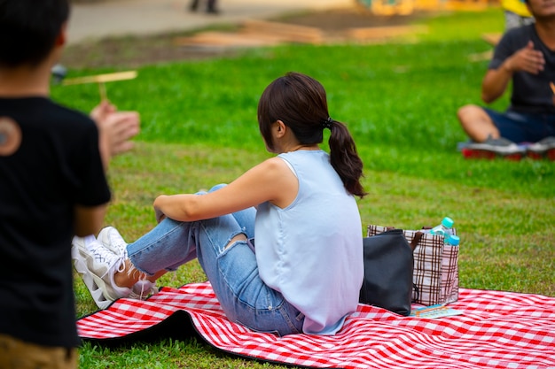 Actividades organizadas por la comunidad, volver a disfrutar de la vida juntos, hacer picnic y descansar en el césped