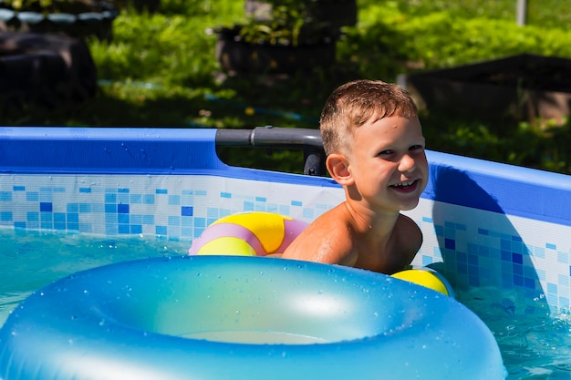 Actividades en la piscina niños nadando y jugando en el agua felicidad y verano