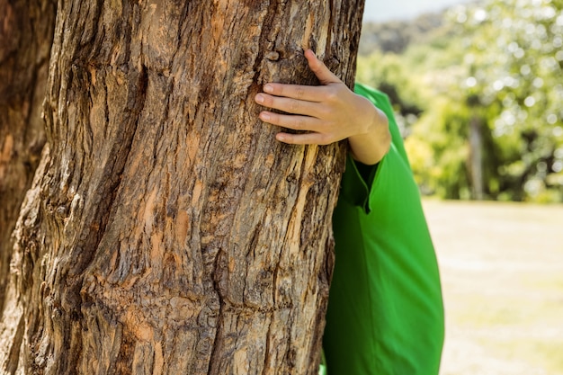 Activista ambiental abrazando un árbol