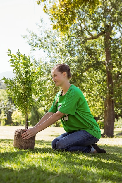 Activista ambiental a punto de plantar un árbol