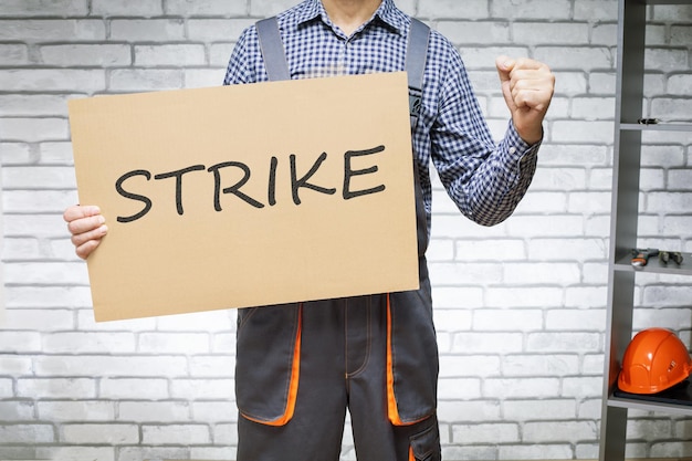 Activista trabajador enojado durante una protesta en el concepto de huelga de trabajadores en el lugar de trabajo