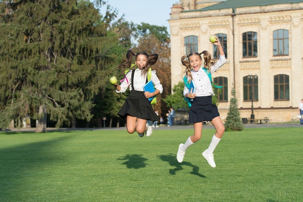 Activo en todo momento. Los niños activos saltan al aire libre. Niña feliz de regreso a la escuela. Infancia activa. Vacaciones escolares. Refrigerio vitamínico. Aprendizaje activo. 1 de septiembre. Día del conocimiento.