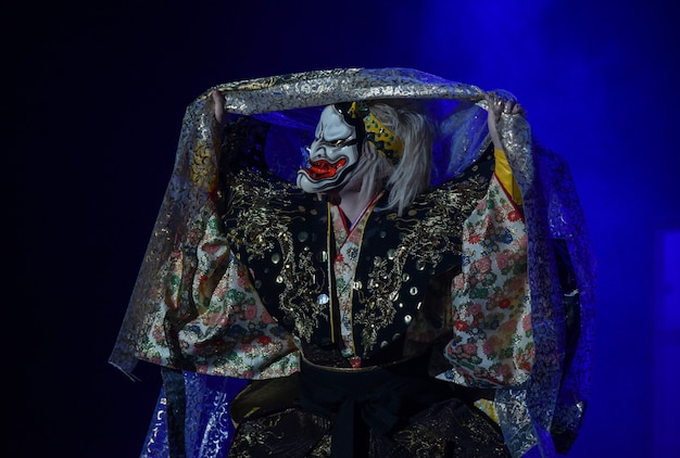 Los actores de teatro japoneses realizan danza oriental con máscaras.