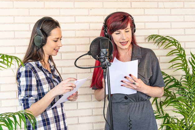 Actrices de voz jóvenes leyendo el guión