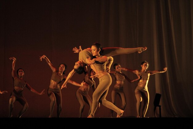 Foto actuación de danza contemporánea