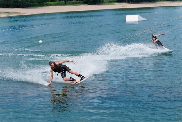 Actuación de wakeboarding en tándem