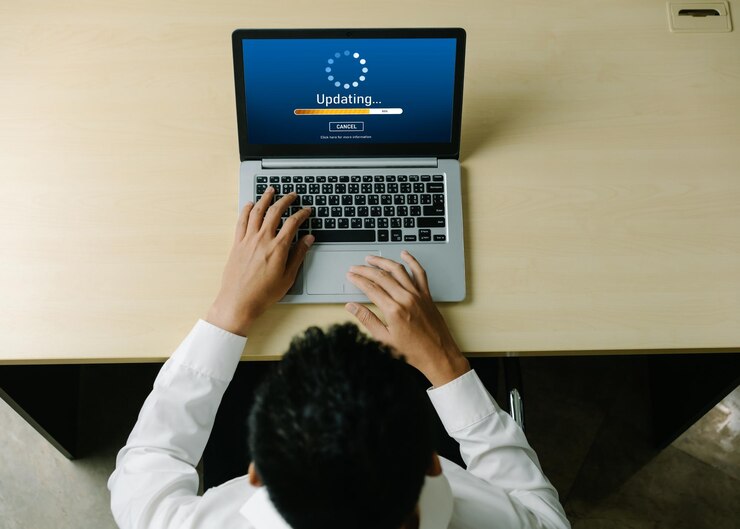 Foto actualización de software en la computadora para la versión moderna del software del dispositivo