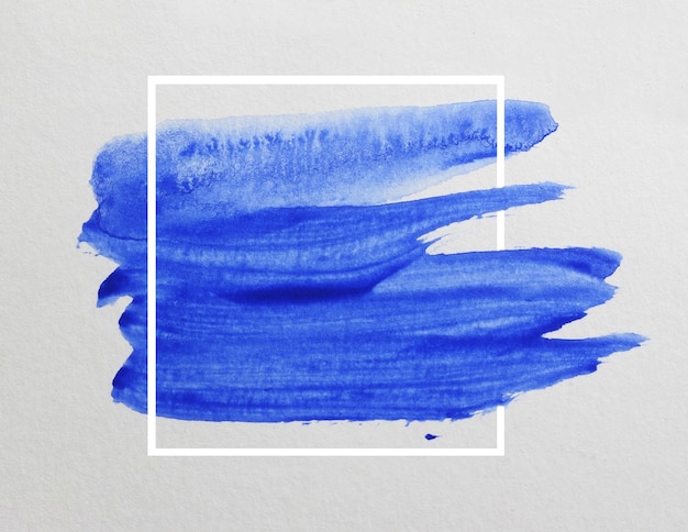 acuarela azul sobre fondo de papel blanco