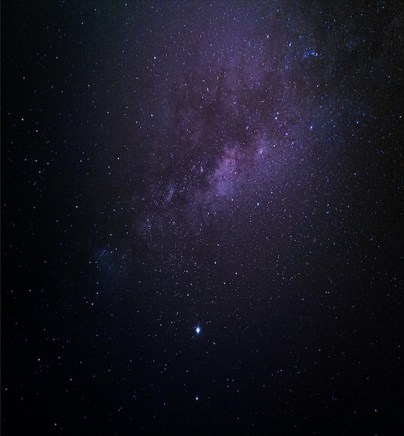 Acuarela espacio exterior fondo azul y morado.