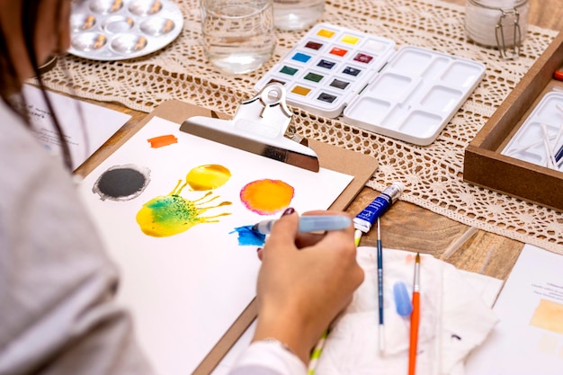 Acuarelas Taller de pintura con acuarela Mujer joven pintando