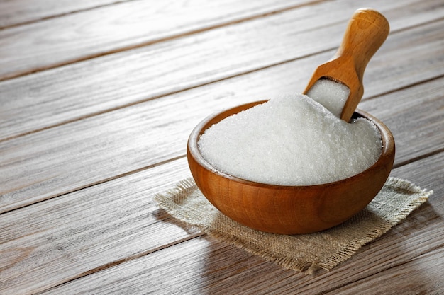 açúcar branco numa tigela com uma colher na mesa